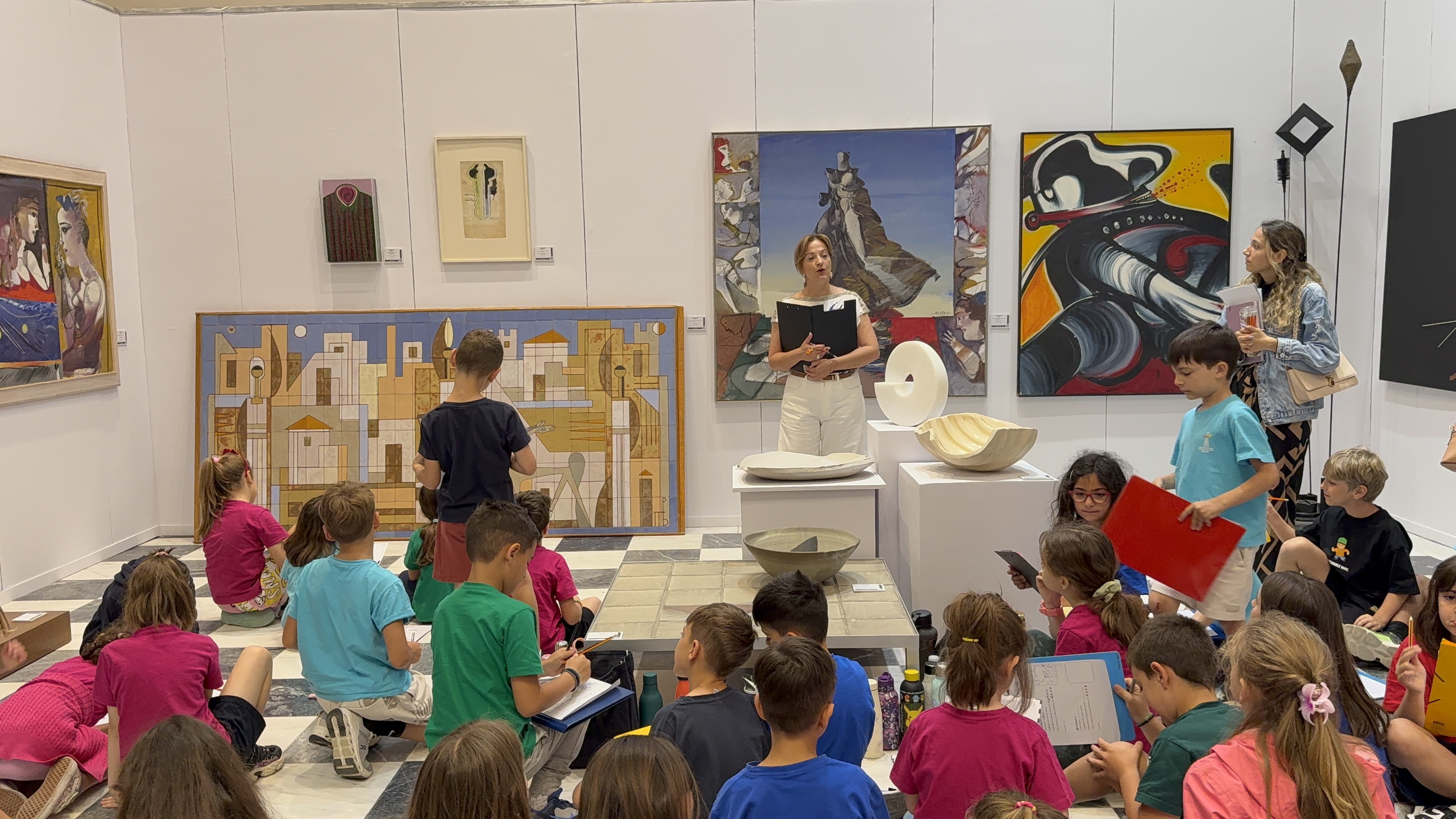 Ξεναγήσεις μαθητών στις εκθέσεις του Οίκου